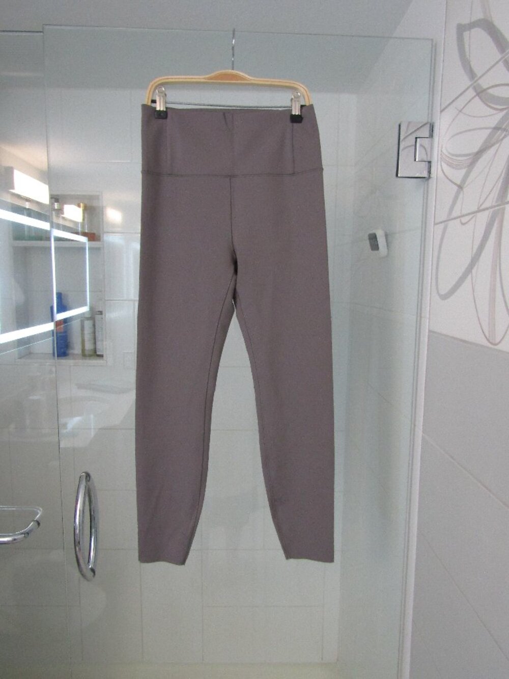VUORI Taupe Colored Stretchy Capris--Medium--Like New!